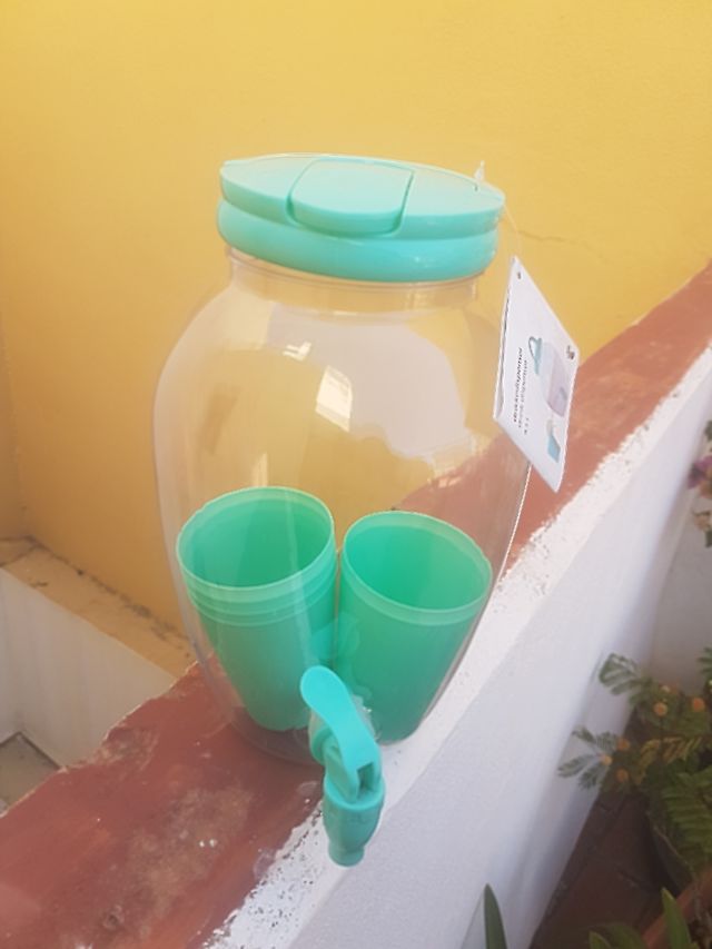 Dispenser per serbatoio con rubinetto