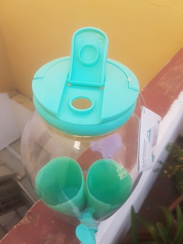 Dispenser per serbatoio con rubinetto