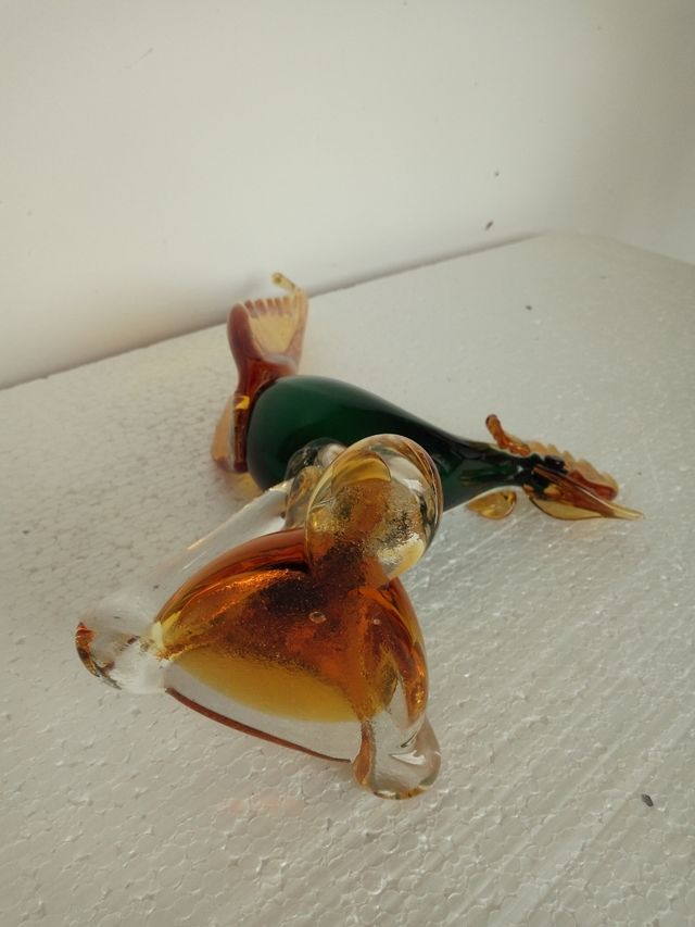 Gallo in vetro colorato