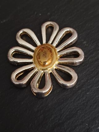 Colgante de flor con el corazón dorado.