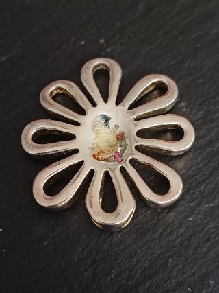 Colgante de flor con el corazón dorado.