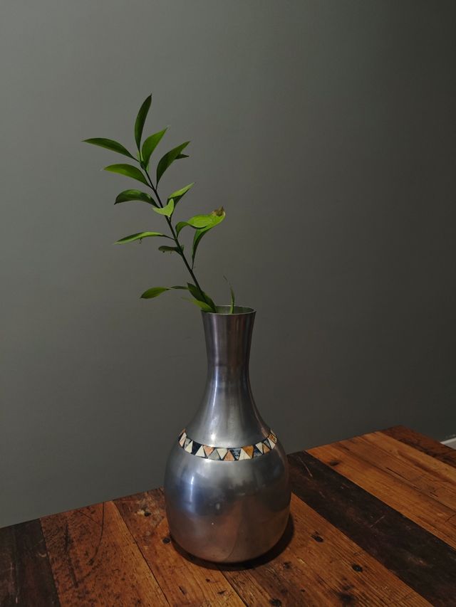 Jarrón metal plateado con cenefa de colores 