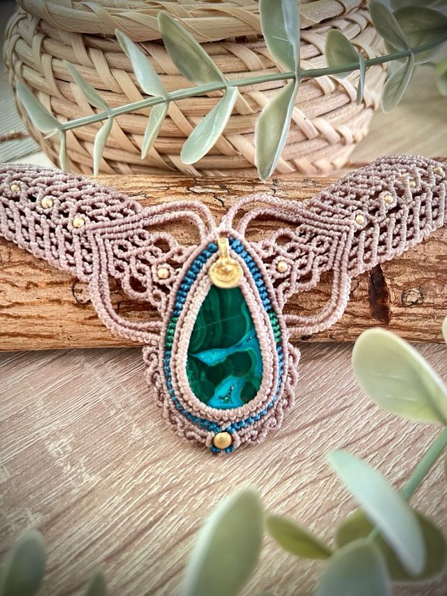 Collar crisomalaquita macrame
