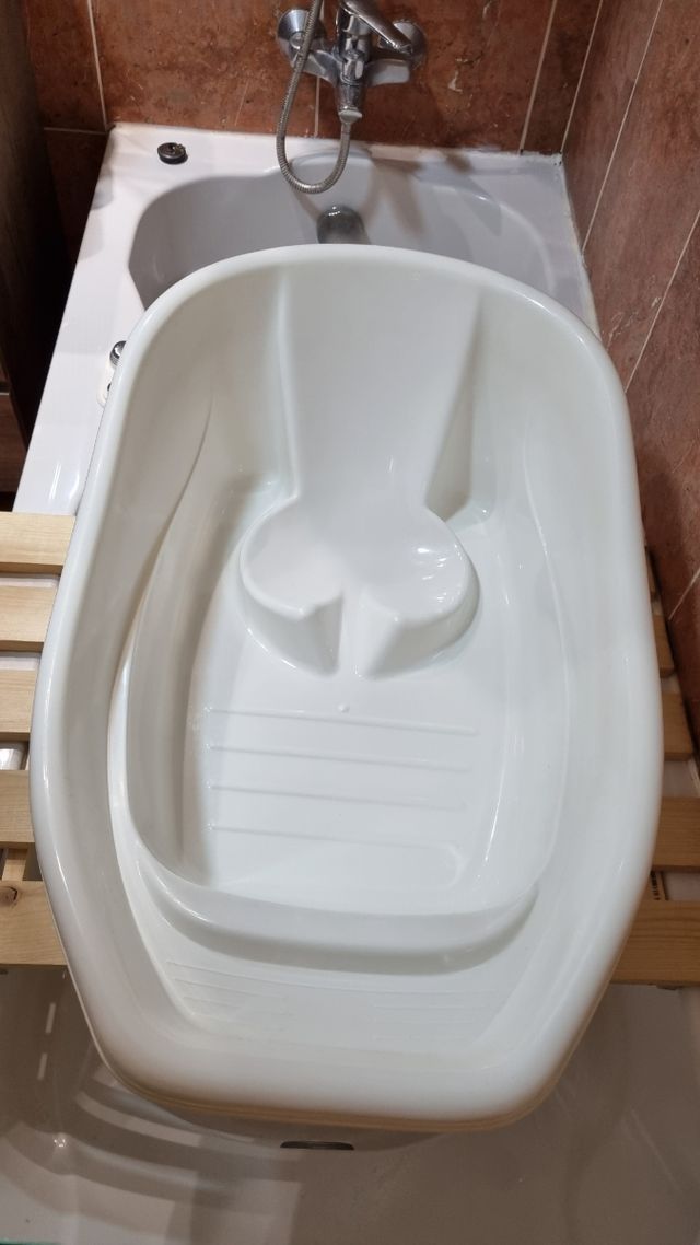 Bañera para bebé, más soporte de madera