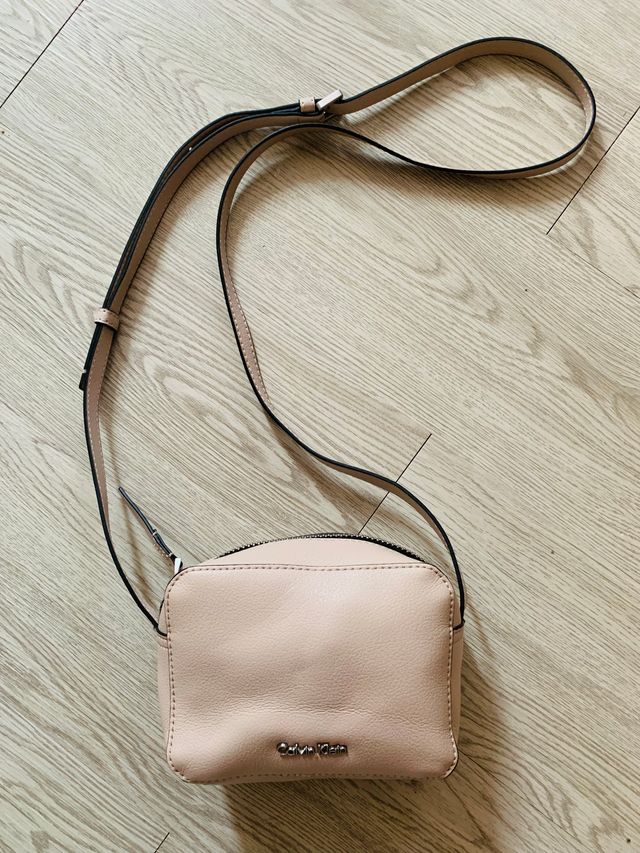 Bandolera pequeña beis con logo de Calvin Klein