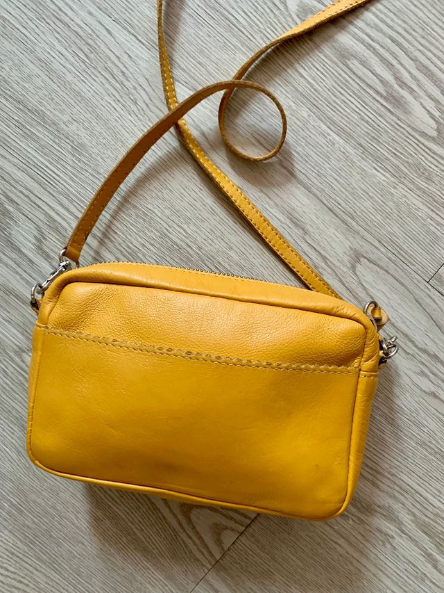 Bolso mediano de PIEL LACAMBRA con capacidad para