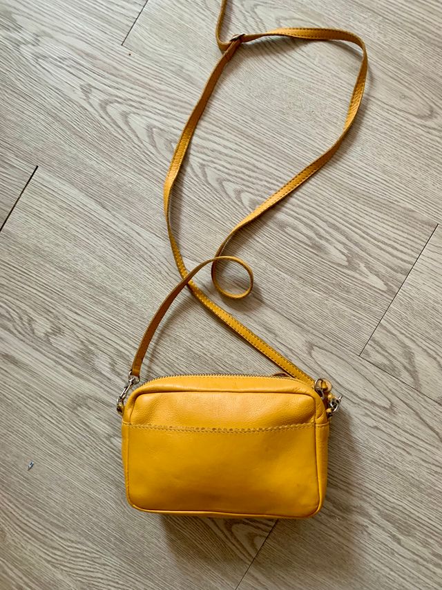 Bolso mediano de PIEL LACAMBRA con capacidad para