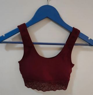 Top deportivo con encaje