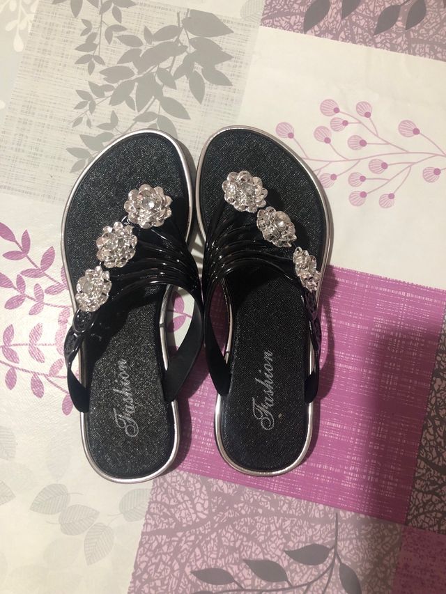 Sandalias con adornos