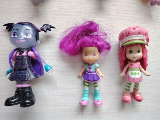 Bambole piccole e borsa da toilette