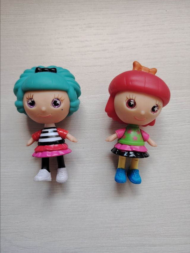 Bambole piccole e borsa da toilette