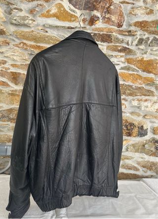 Cazadora de piel negra