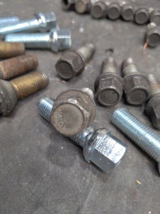 Tornillos llantas coche y furgón