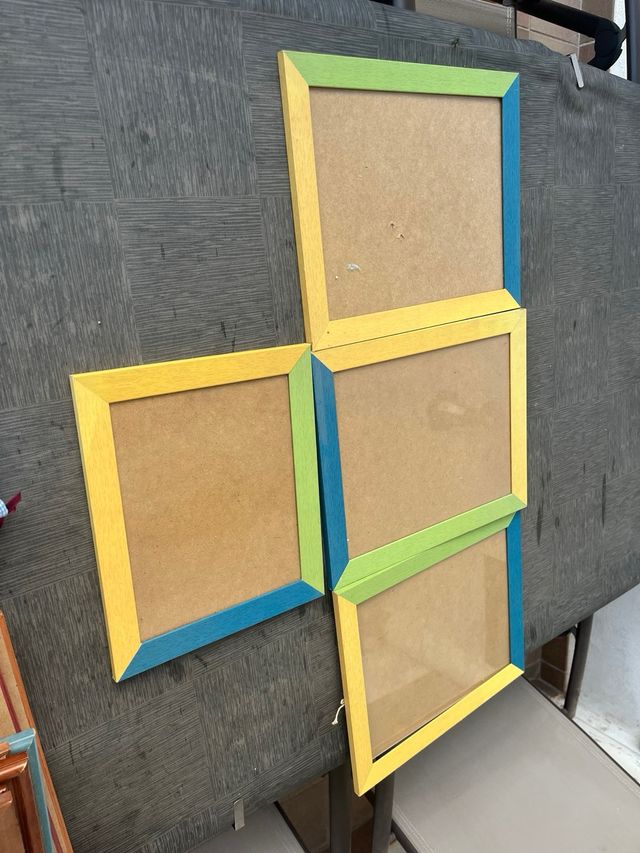 Set di cornici in legno di vari colori