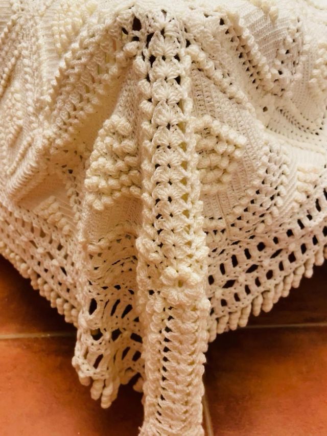 Colcha de ganchillo hecha a mano