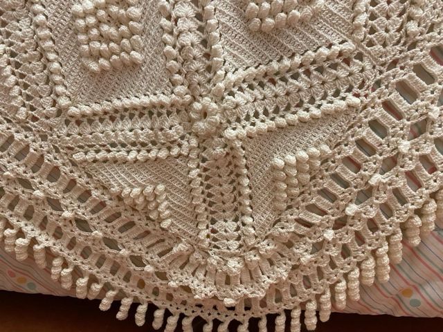 Colcha de ganchillo hecha a mano