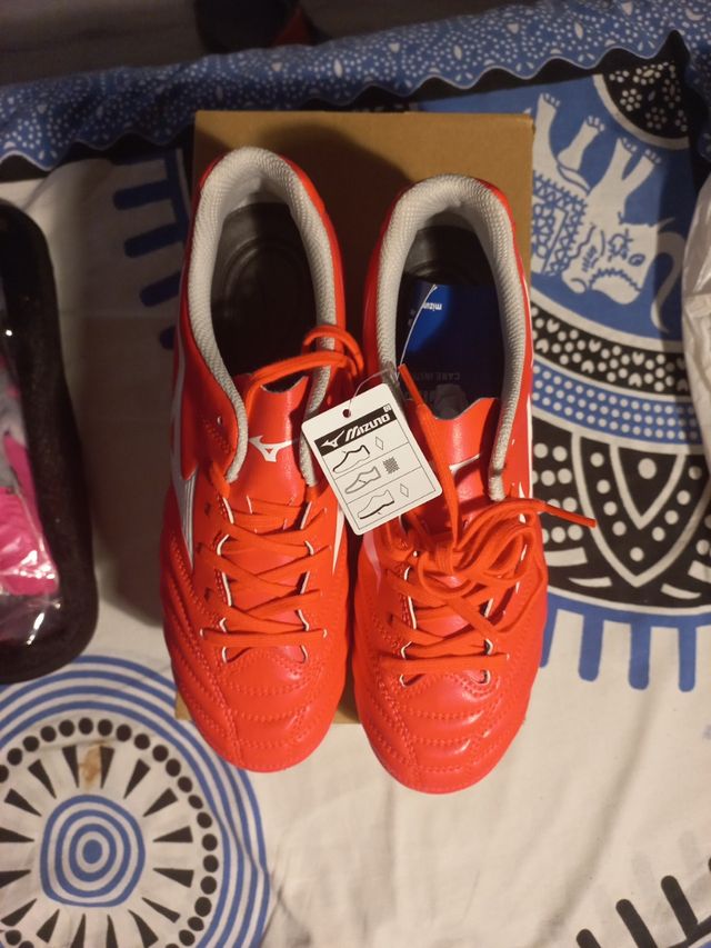 Botas de fútbol para niño.