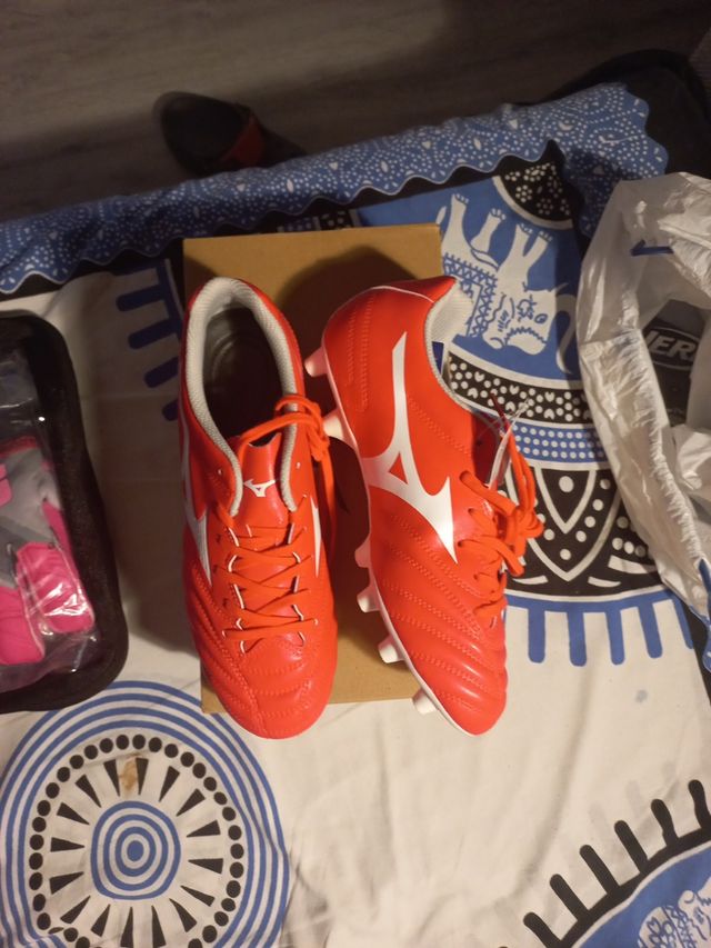 Botas de fútbol para niño.