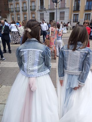 Vestidos de comunión y cazadoras 