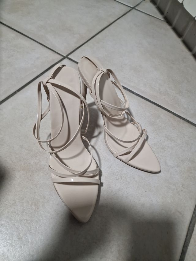 Salndalo intrecciato, tacchi a spillo