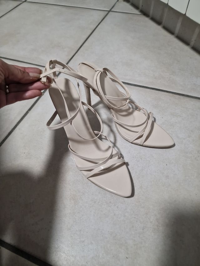 Salndalo intrecciato, tacchi a spillo