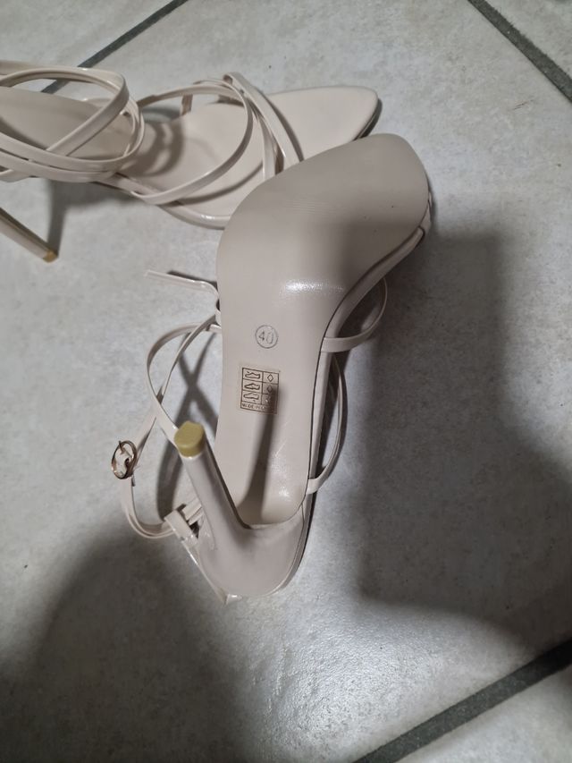 Salndalo intrecciato, tacchi a spillo