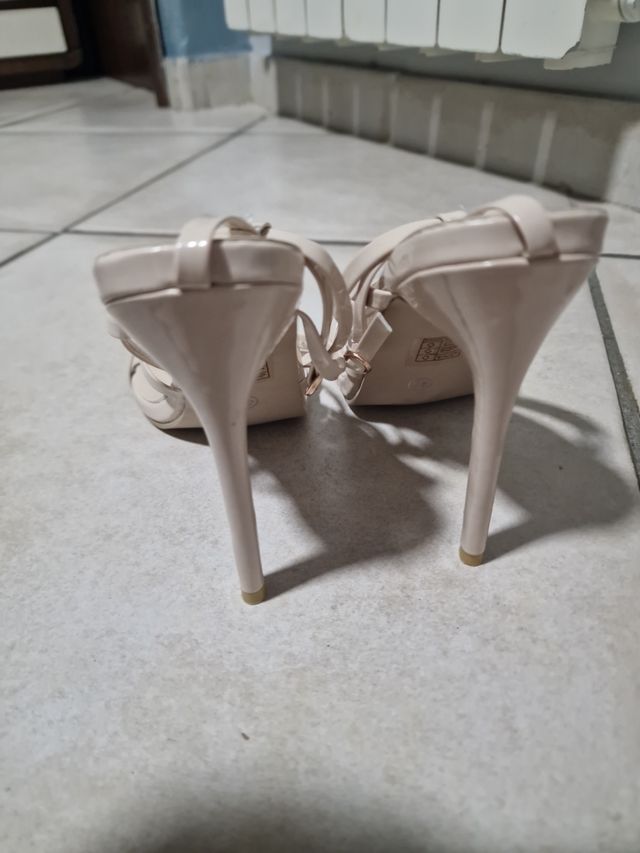 Salndalo intrecciato, tacchi a spillo