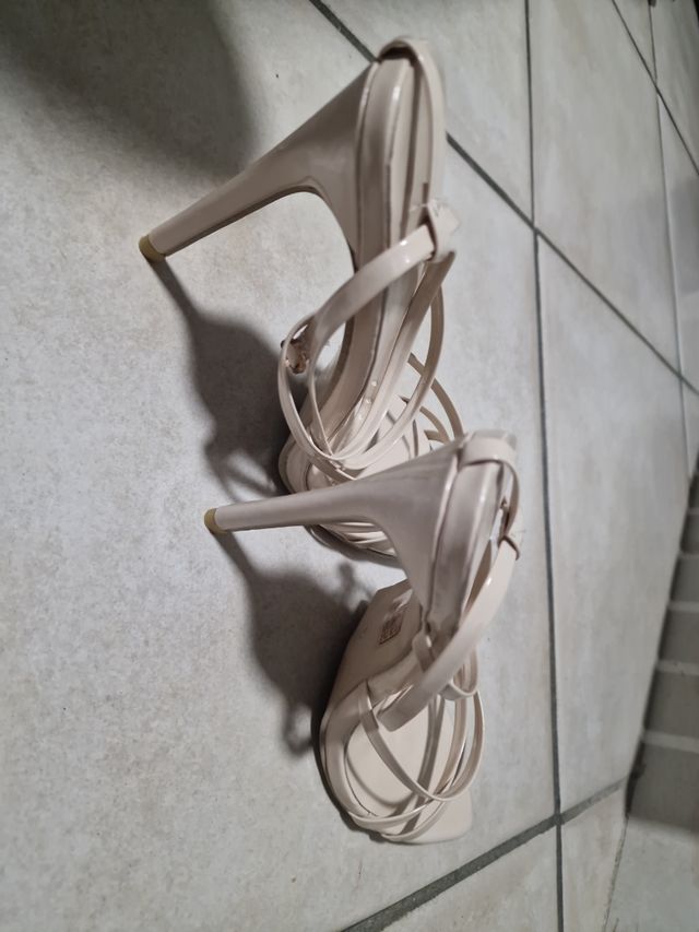 Salndalo intrecciato, tacchi a spillo