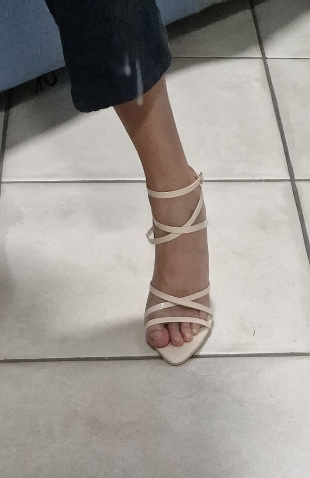 Salndalo intrecciato, tacchi a spillo