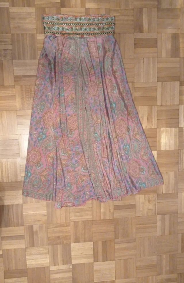 Preciosa falda pantalón de tejido satinado.