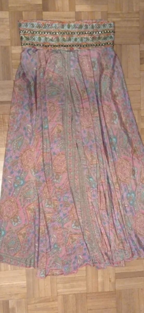 Preciosa falda pantalón de tejido satinado.