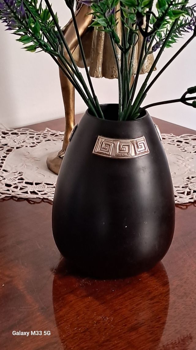 Vaso colore nero stile moderno