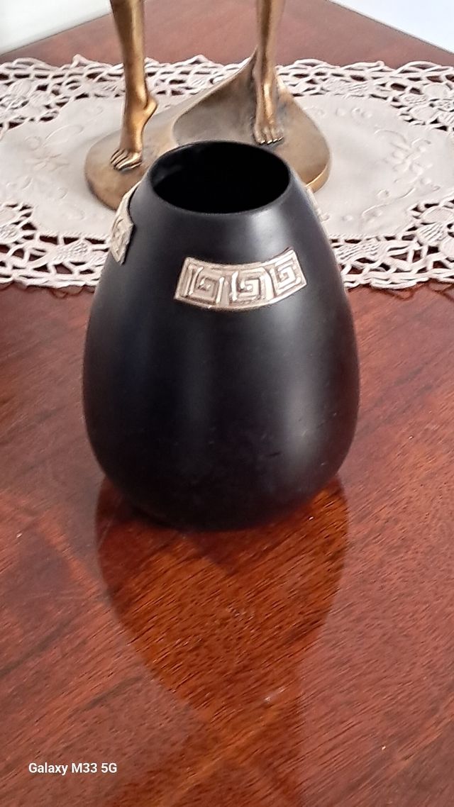 Vaso colore nero stile moderno