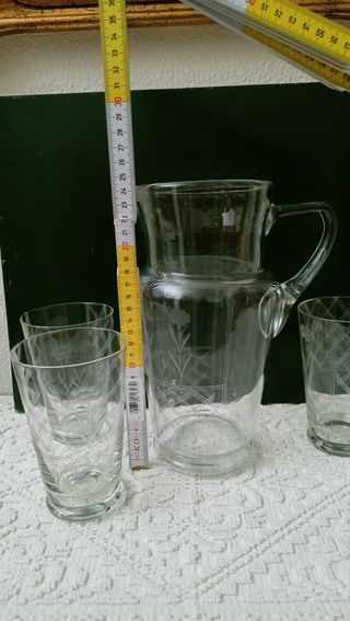 Caraffa vintage con bicchieri