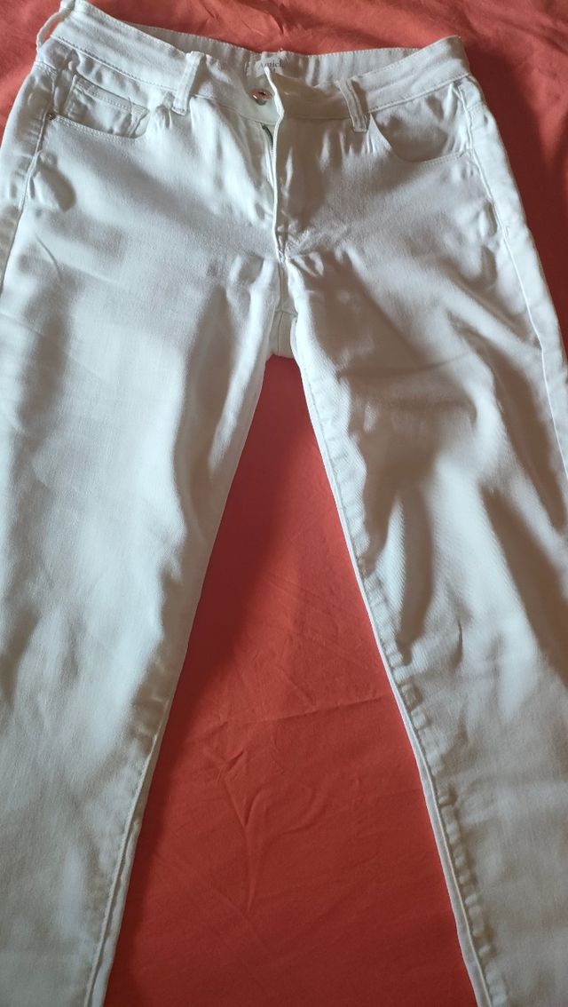 Pantalones tobilleros con acabado adornos