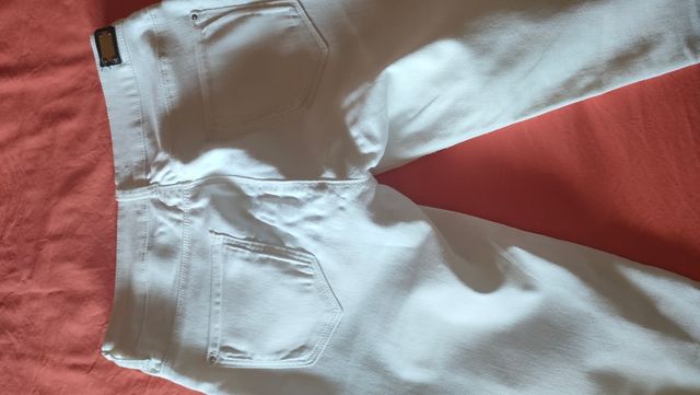 Pantalones tobilleros con acabado adornos