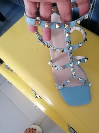 Sandalias de tacón con remaches dorados