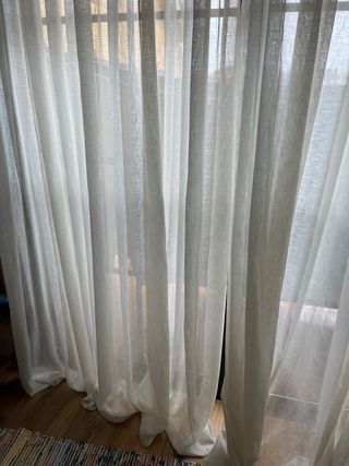 Visillos blancos y barra regalo