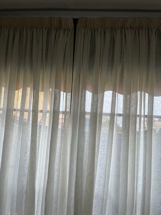 Visillos blancos y barra regalo