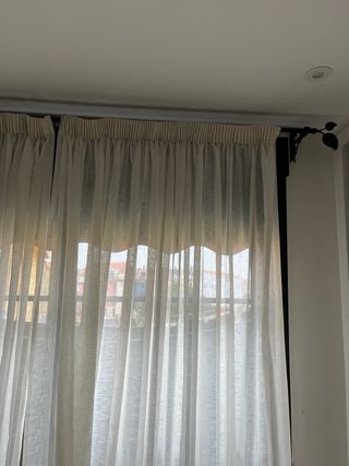 Visillos blancos y barra regalo