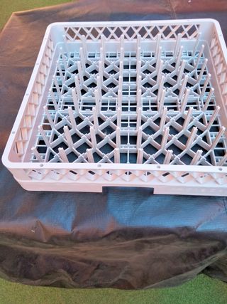 Canasta de lavaplatos y vasos