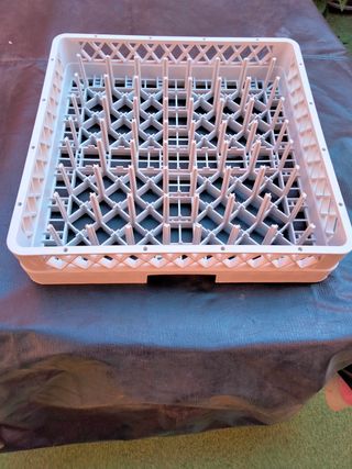 Canasta de lavaplatos y vasos