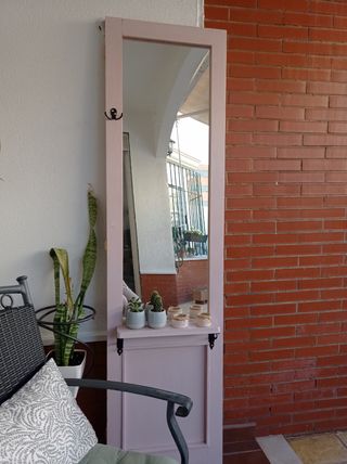 Puerta reciclada y convertida en espejo 