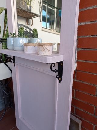 Puerta reciclada y convertida en espejo 