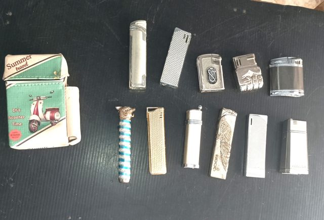 Lotto n.11 accendini e  1 porta pacchetto