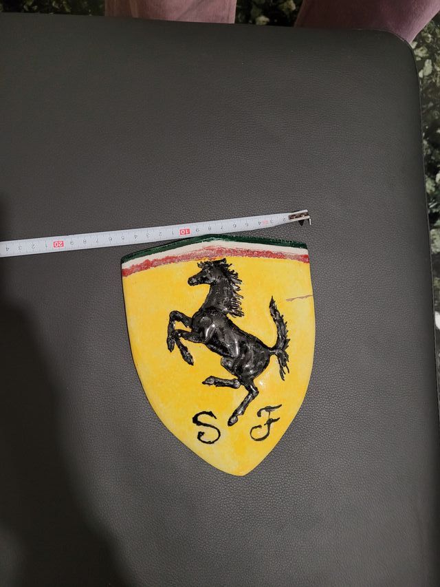 Stemma Ferrari in ceramica