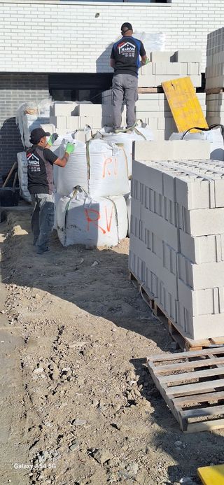 Albañil construcción muros de bloque