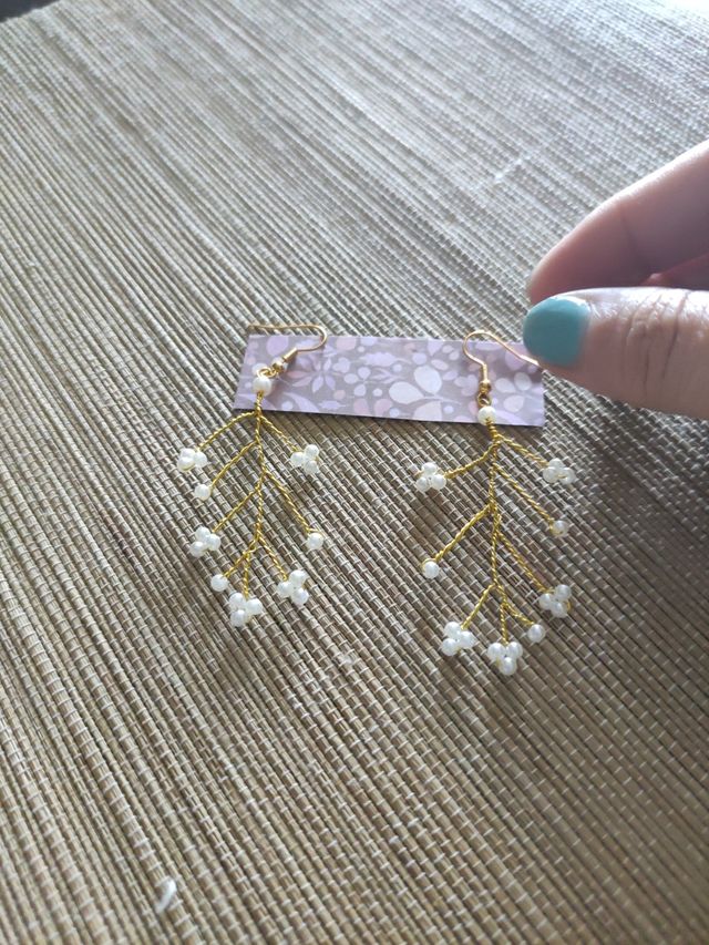 Pendientes de piedras, perlitas y hojas