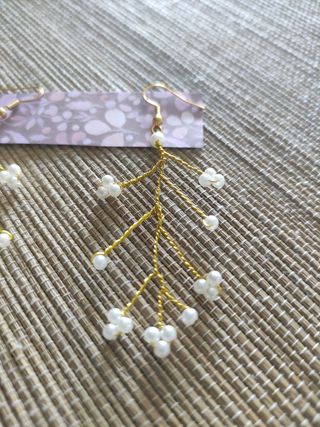 Pendientes de piedras, perlitas y hojas