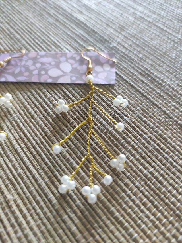 Pendientes de piedras, perlitas y hojas